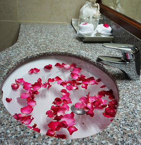 新婚夫妇的酒店浴室水槽和水龙头