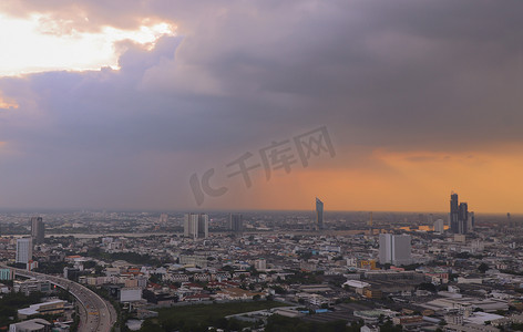 日落前曼谷的城市景观营造出充满活力的感觉，为即将到来的一天做好准备。