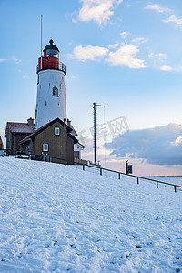 Urk 荷兰灯塔在冬季与白雪覆盖的海岸线，Urk 视图在灯塔雪景冬季天气在荷兰
