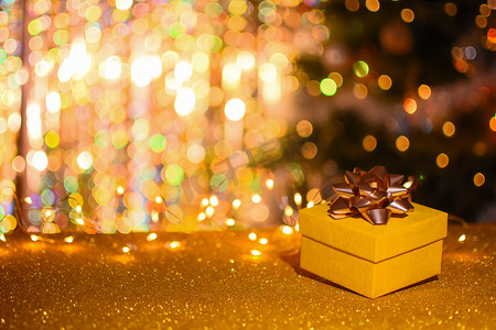 金色闪亮散景背景上的圣诞礼品盒。