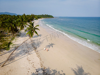 白色帐蓬摄影照片_夫妇在泰国度假，春蓬省，白色热带棕榈树海滩，Wua Laen 海滩春蓬地区泰国，棕榈树挂在海滩上，夫妇在泰国度假