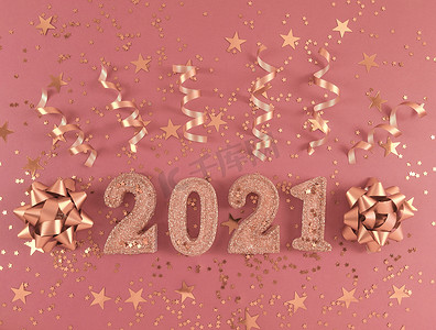 2021 年新年贺卡。浅粉色背景上闪闪发光的人物、星星、蝴蝶结和丝带。