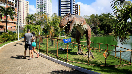 恐龙时代摄影照片_公园里的恐龙雕塑