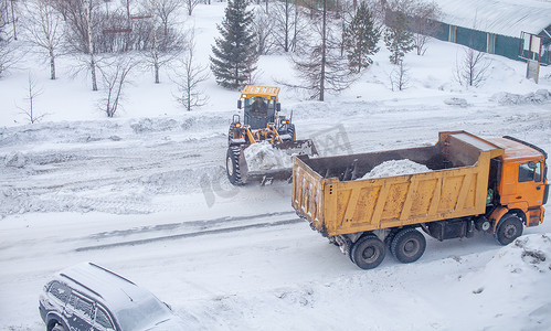 冬季从雪中清洁和清洁城市道路