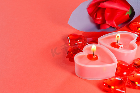 情人节那天，红色背景中心形的粉色蜡烛