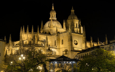 塞哥维亚大教堂在晚上