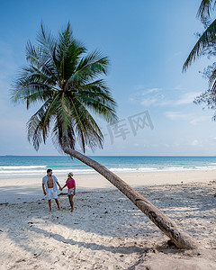 白色帐蓬摄影照片_夫妇在泰国度假，春蓬省，白色热带棕榈树海滩，Wua Laen 海滩春蓬地区泰国，棕榈树挂在海滩上，夫妇在泰国度假