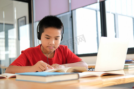 在线学习课程的男孩学生。