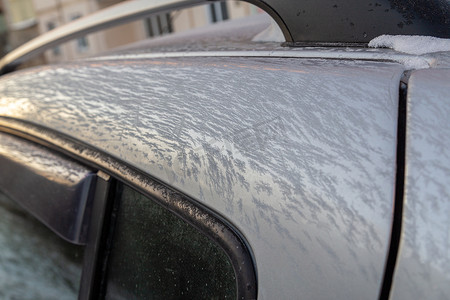 早晨银色汽车表面的薄冰霜 — 特写镜头，有选择的焦点