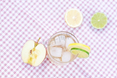奇异果水摄影照片_“加柠檬和酸橙的水，加冰的玻璃杯中的苹果”