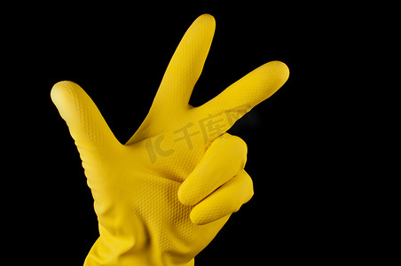 手戴黄色手套做标志树手指