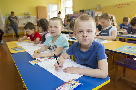 白俄罗斯，戈梅利市，2019 年 4 月 25 日。幼儿园开放日。儿童在幼儿园上课。