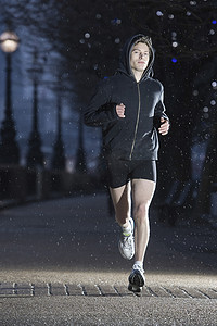 清晨跑步摄影照片_伦敦冬日清晨的跑步训练