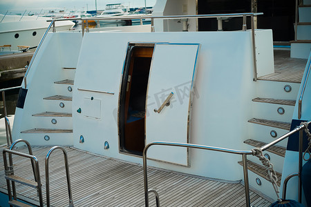 带有门和入口的海上游艇内部的细节。