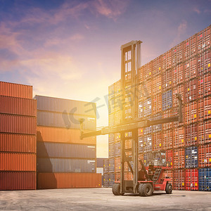 运输场的货物集装箱进口、出口工业反对运输、进口、出口、物流工业的蓝天环境