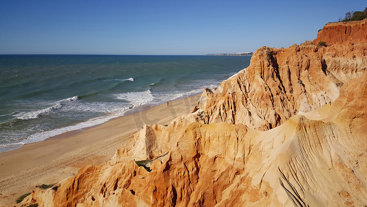 在 Praia do Poco Velho 海滩的岩石