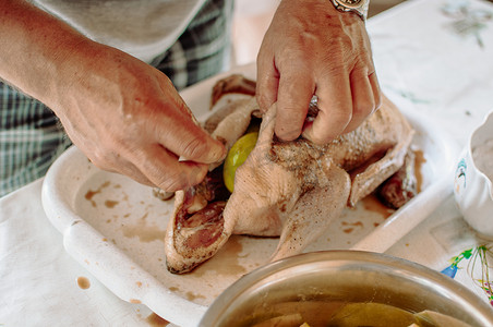 整只鸭新鲜生在托盘上，配料准备烹饪和烘烤香料。