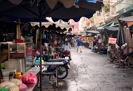 2019-11-13 / 越南胡志明市 - 城市贫困地区的一个肮脏的街头食品市场。