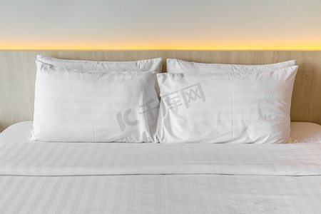 床上的白色枕头 舒适柔软的枕头。