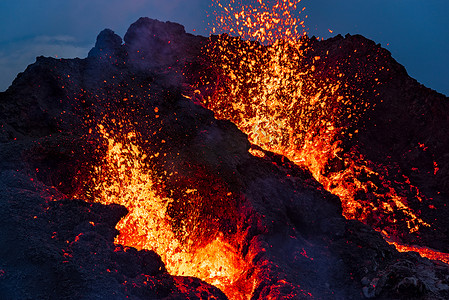 Fagradalsfjall 火山喷发的特写镜头在晚上，冰岛