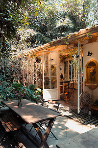 古代餐桌摄影照片_花园中的复古餐厅