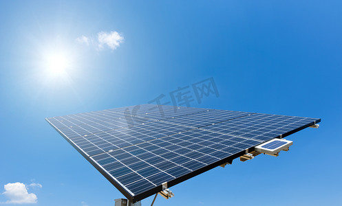 太阳太阳能板摄影照片_太阳照在太阳能电池板上