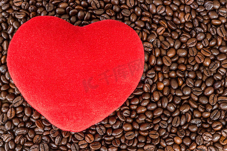 爱心咖啡摄影照片_咖啡豆上的爱心