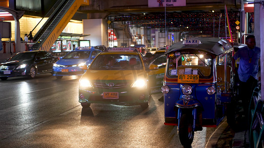 泰国曼谷-2018 年 12 月 18 日：传统的泰国出租车-嘟嘟车在路上等待游客。