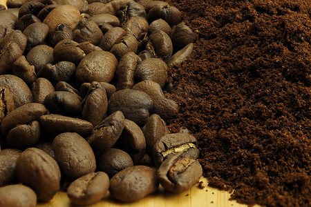 咖啡豆和研磨咖啡的背景。