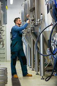 维护工人摄影照片_在啤酒厂工作的维护工人