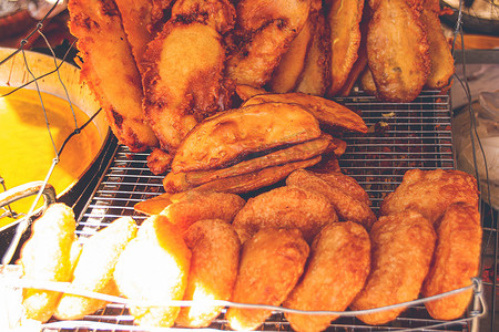 东南亚人摄影照片_越南木薯和玉米油条，越南南部流行的街头食品