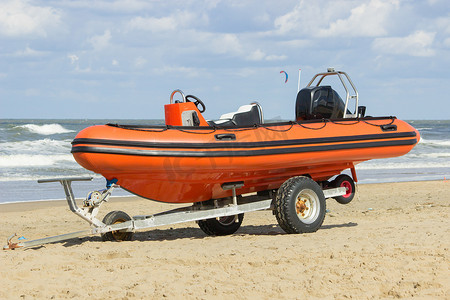 海滩拖车应急服务船