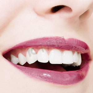 笑容牙齿摄影照片_完美的笑容和健康洁白的天然牙齿，为牙科和美容而开心微笑