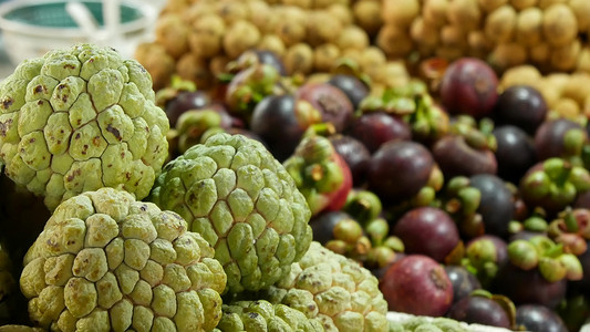 市场摊位上的各种异国水果。