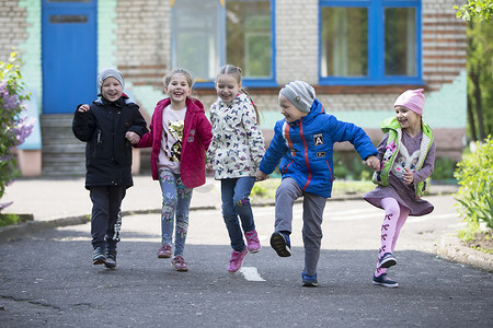 白俄罗斯，戈梅利市，2019 年 5 月 10 日。幼儿园开放日。街上快乐的学龄前儿童。