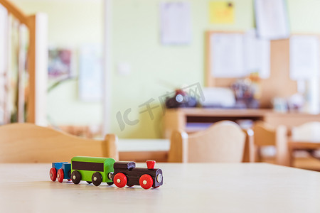 儿童发展理念：幼儿园木制玩具铁路的特写