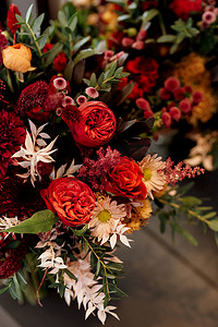 典雅红色花摄影照片_红色典雅的新鲜自然花婚礼花束