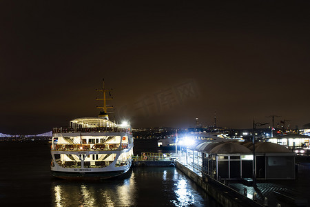 伊斯坦布尔市清晨黄昏时分，城市线路在 eminonu 码头渡轮。