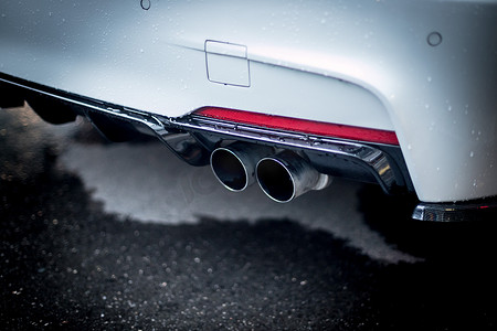 排气摄影照片_有排气管、污染和细尘的强有力的汽车