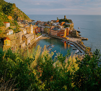 意大利五渔村 Vernazza 风景如画的沿海村庄。