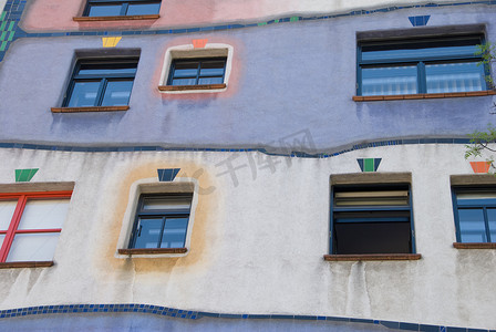 生物环保摄影照片_色彩缤纷的立面 - Hundertwasser House - 维也纳