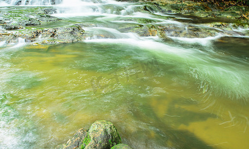 绿色深林摄影照片_泰国 Sarika 瀑布的深林瀑布