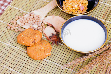 麦片饼干牛奶在碗玉米片香料在木竹和文本的复制空间。