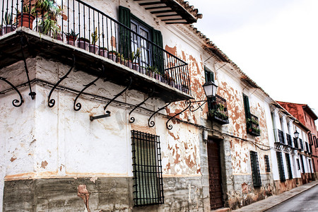 西班牙维拉纽瓦德洛斯因凡特斯的旧外墙、阳台和古董灯笼
