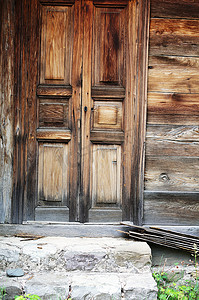古董房子里的旧木门