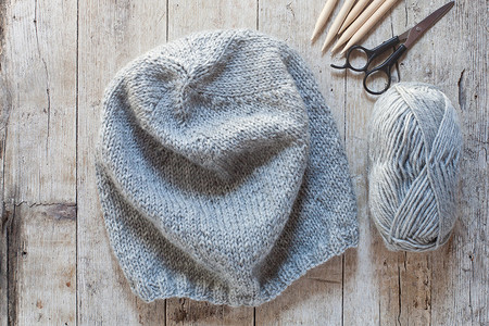 羊毛灰色帽子、织针和毛线
