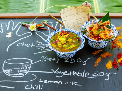 具有装饰和风味的正宗泰国美食。