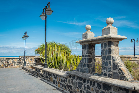 西班牙特内里费岛拉克鲁斯港一条小路附近的石窗和灯笼的美丽照片