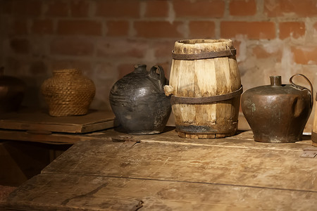 旧砖砌地下室里的复古水罐和桶。