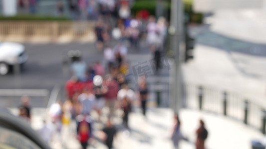 地铁拥挤摄影照片_美国拉斯维加斯大道上散乱的人群，道路交叉口人行横道。